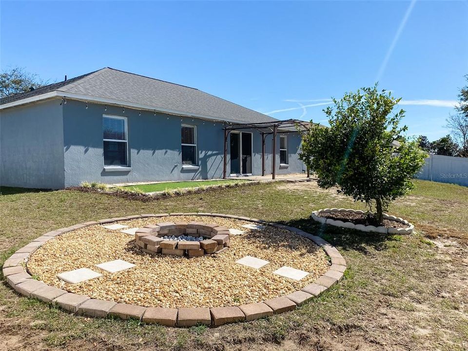 For Rent: $2,250 (4 beds, 2 baths, 1422 Square Feet)