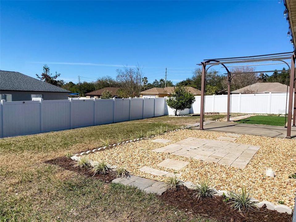 For Rent: $2,250 (4 beds, 2 baths, 1422 Square Feet)