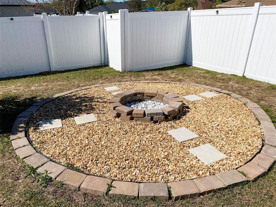 For Rent: $2,250 (4 beds, 2 baths, 1422 Square Feet)