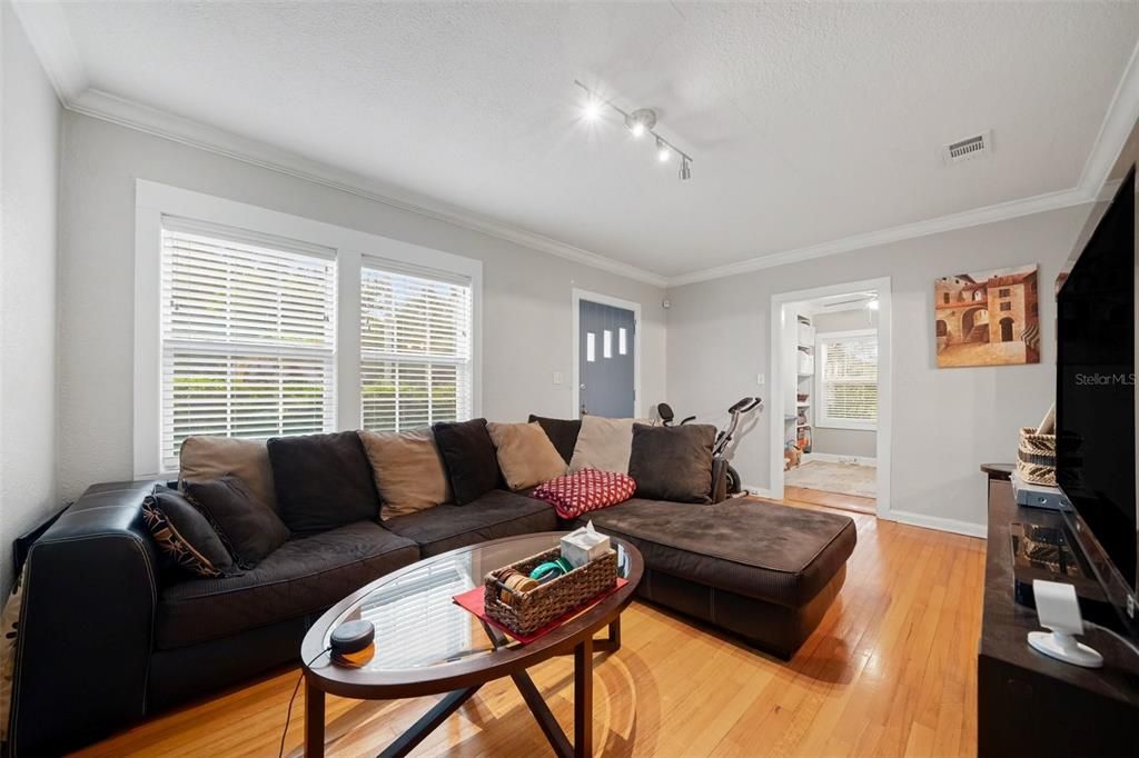 For Sale: $460,000 (3 beds, 2 baths, 1072 Square Feet)