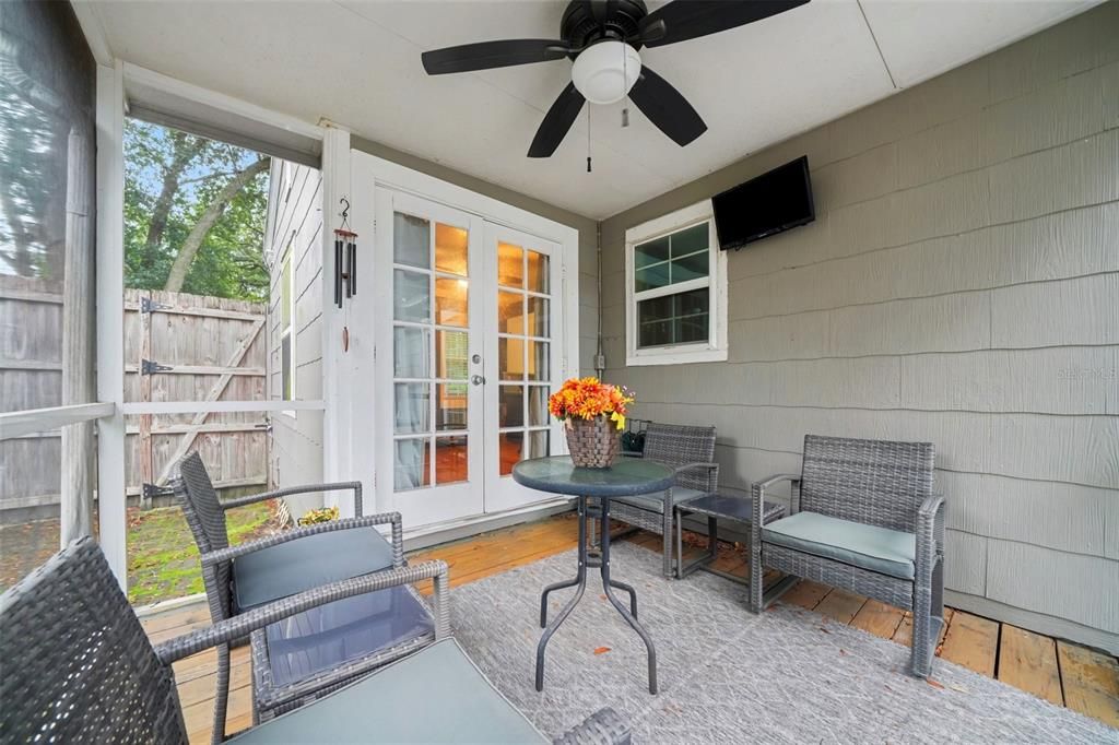 For Sale: $460,000 (3 beds, 2 baths, 1072 Square Feet)
