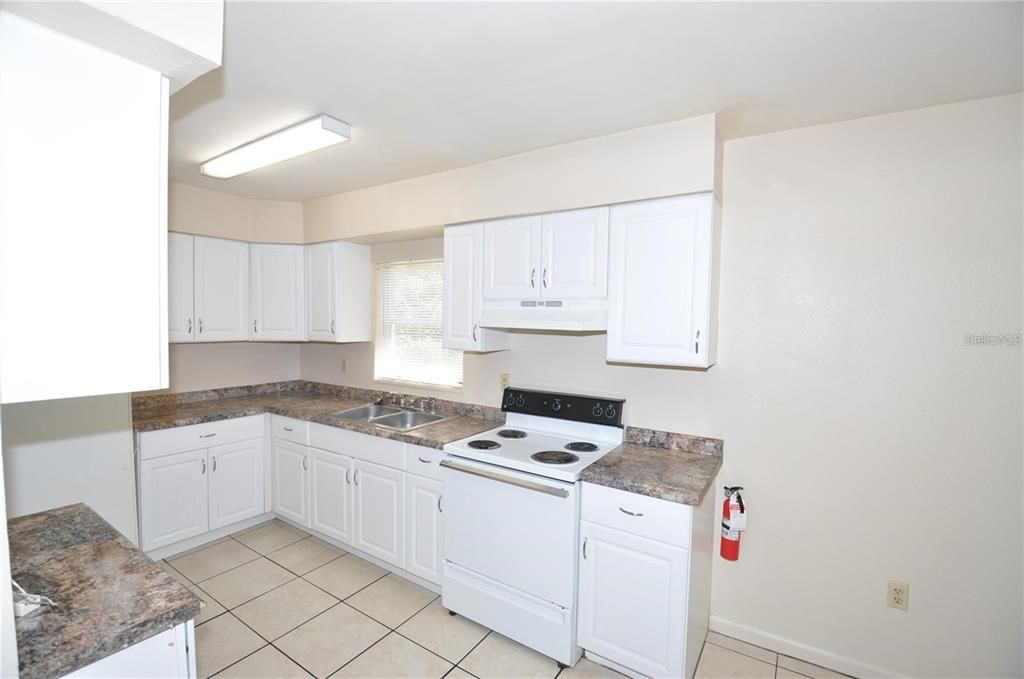 For Rent: $1,595 (3 beds, 1 baths, 888 Square Feet)