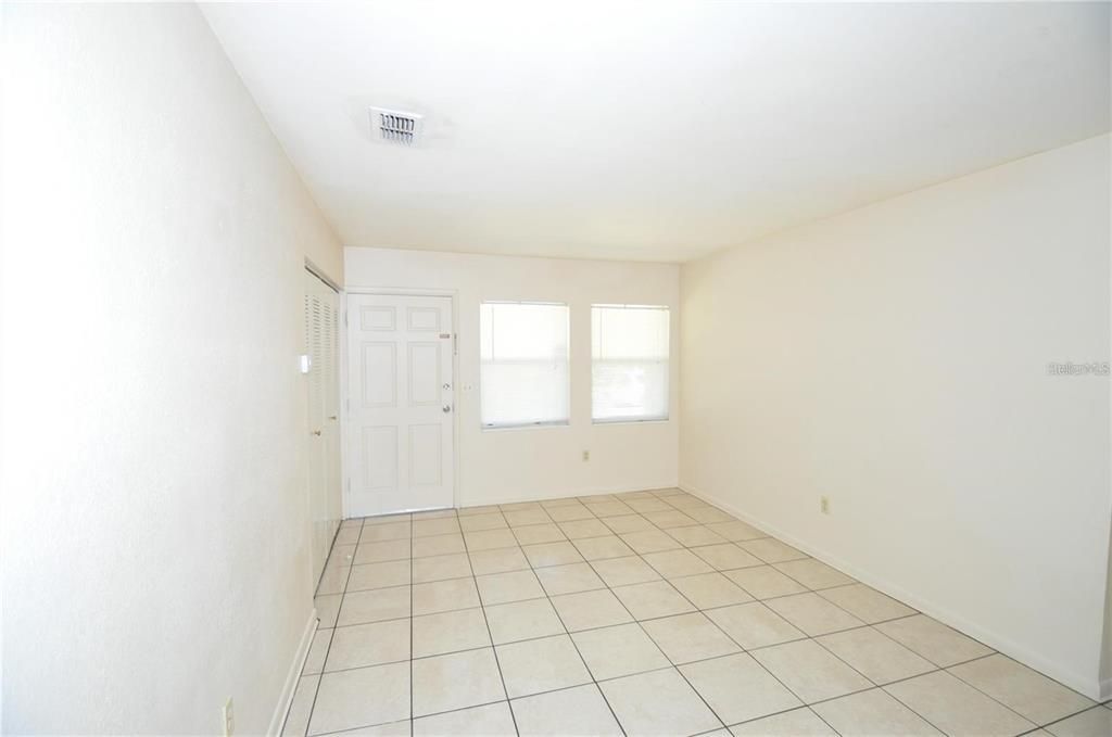 For Rent: $1,595 (3 beds, 1 baths, 888 Square Feet)
