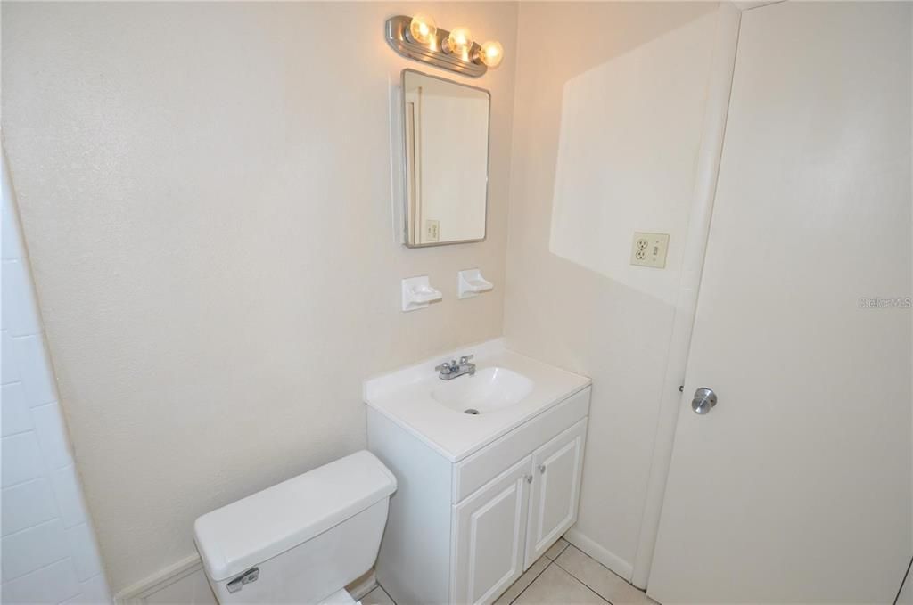 For Rent: $1,595 (3 beds, 1 baths, 888 Square Feet)
