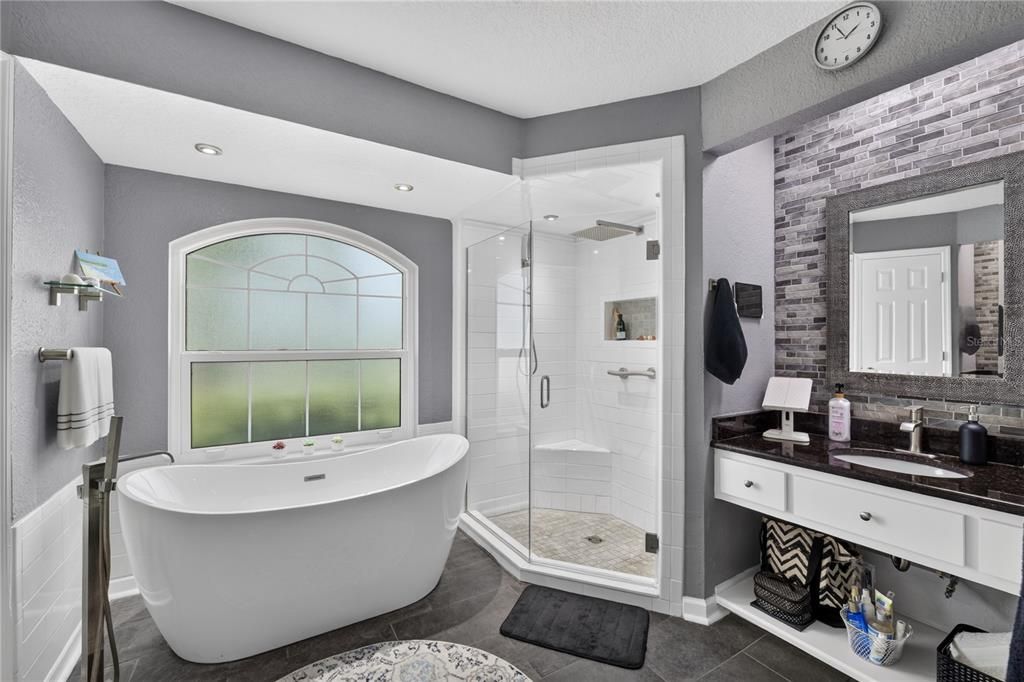 For Sale: $450,000 (3 beds, 2 baths, 1983 Square Feet)