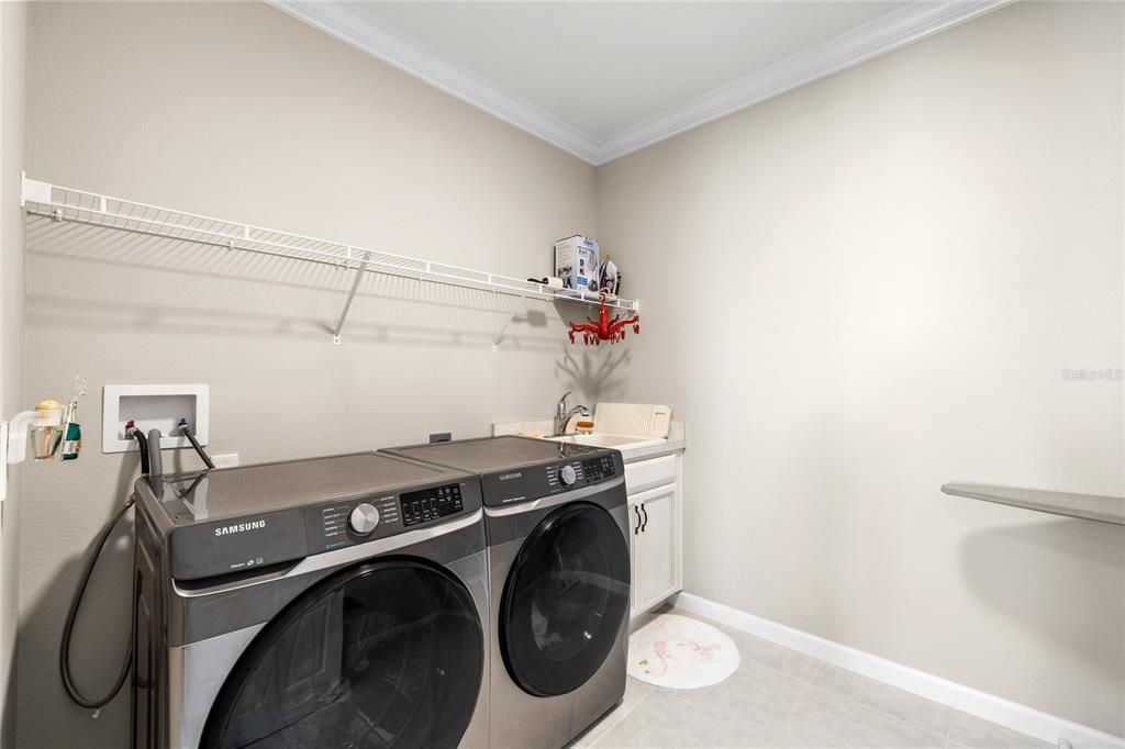 For Sale: $869,000 (5 beds, 4 baths, 3710 Square Feet)