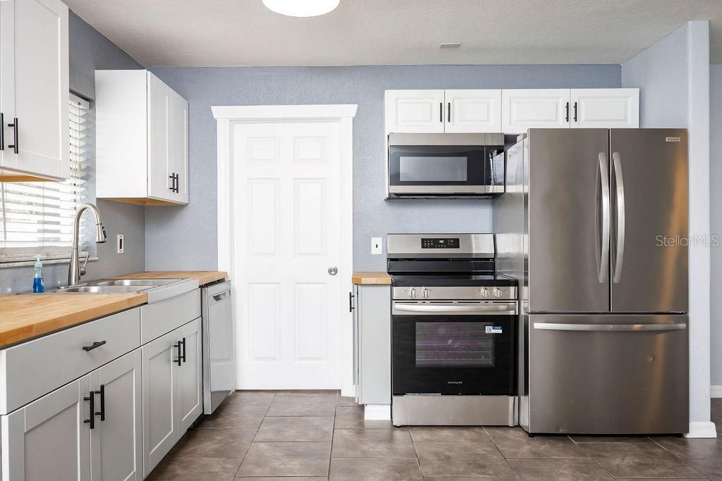For Sale: $295,000 (3 beds, 2 baths, 1038 Square Feet)