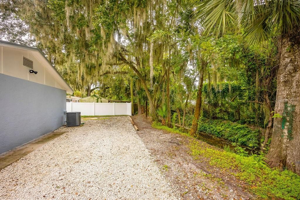 For Sale: $295,000 (3 beds, 2 baths, 1038 Square Feet)