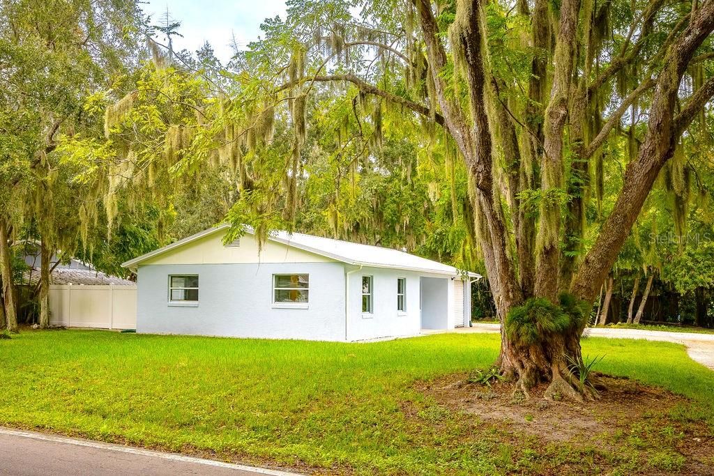 For Sale: $295,000 (3 beds, 2 baths, 1038 Square Feet)