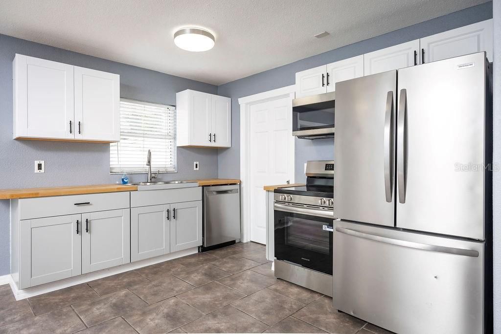 For Sale: $295,000 (3 beds, 2 baths, 1038 Square Feet)