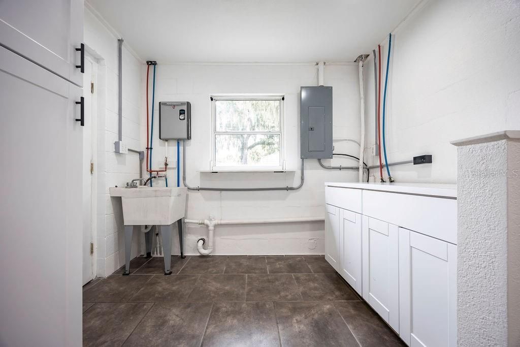 For Sale: $295,000 (3 beds, 2 baths, 1038 Square Feet)