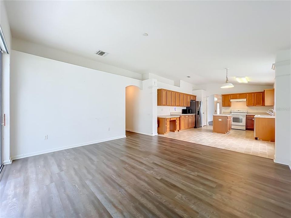 For Sale: $415,000 (4 beds, 2 baths, 1959 Square Feet)
