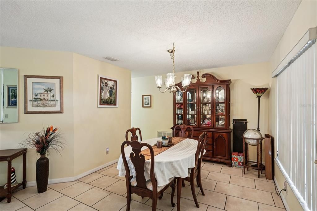 En Venta: $229,900 (2 camas, 2 baños, 1589 Pies cuadrados)