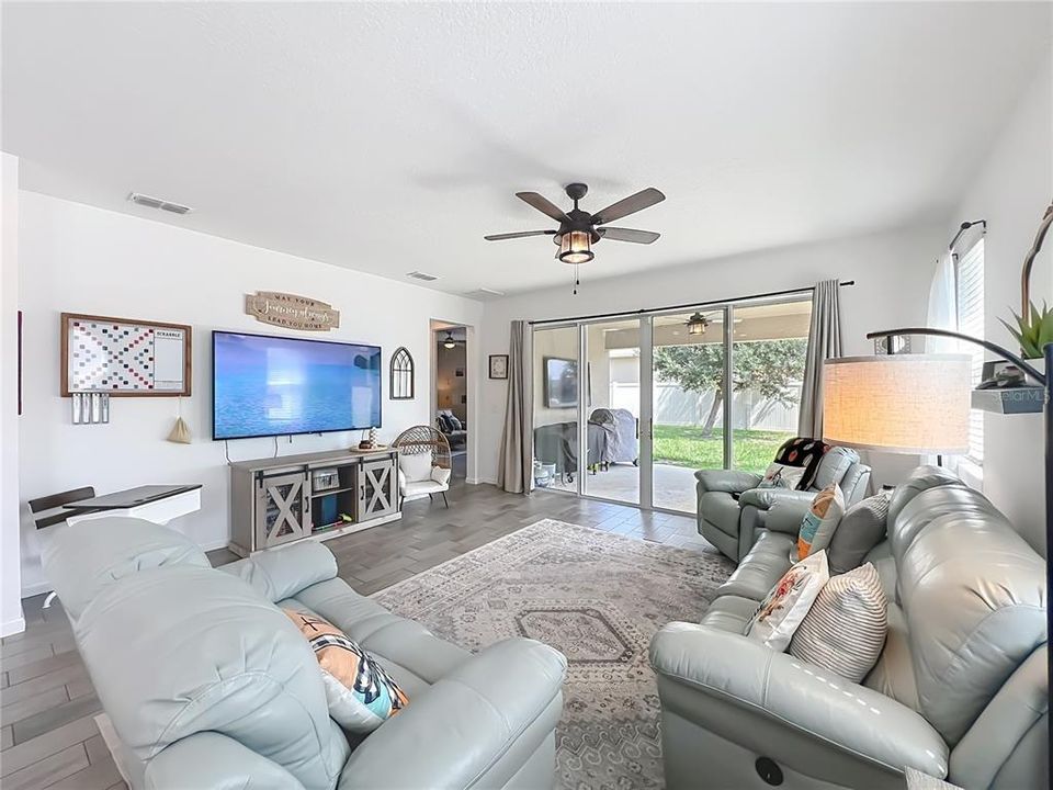 For Sale: $379,000 (4 beds, 2 baths, 1928 Square Feet)