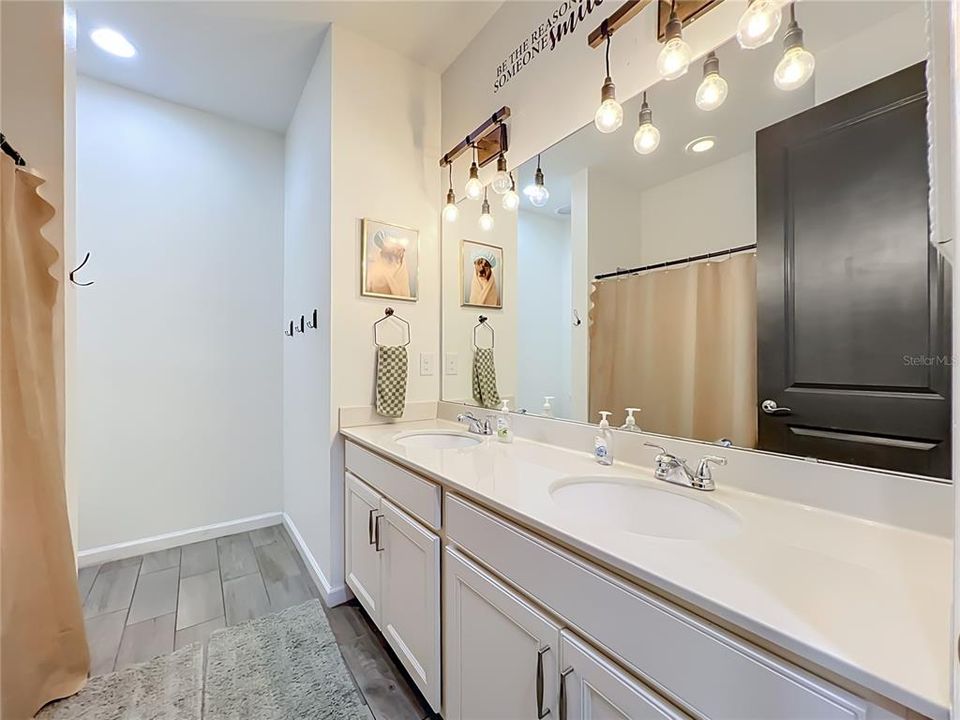 For Sale: $379,000 (4 beds, 2 baths, 1928 Square Feet)