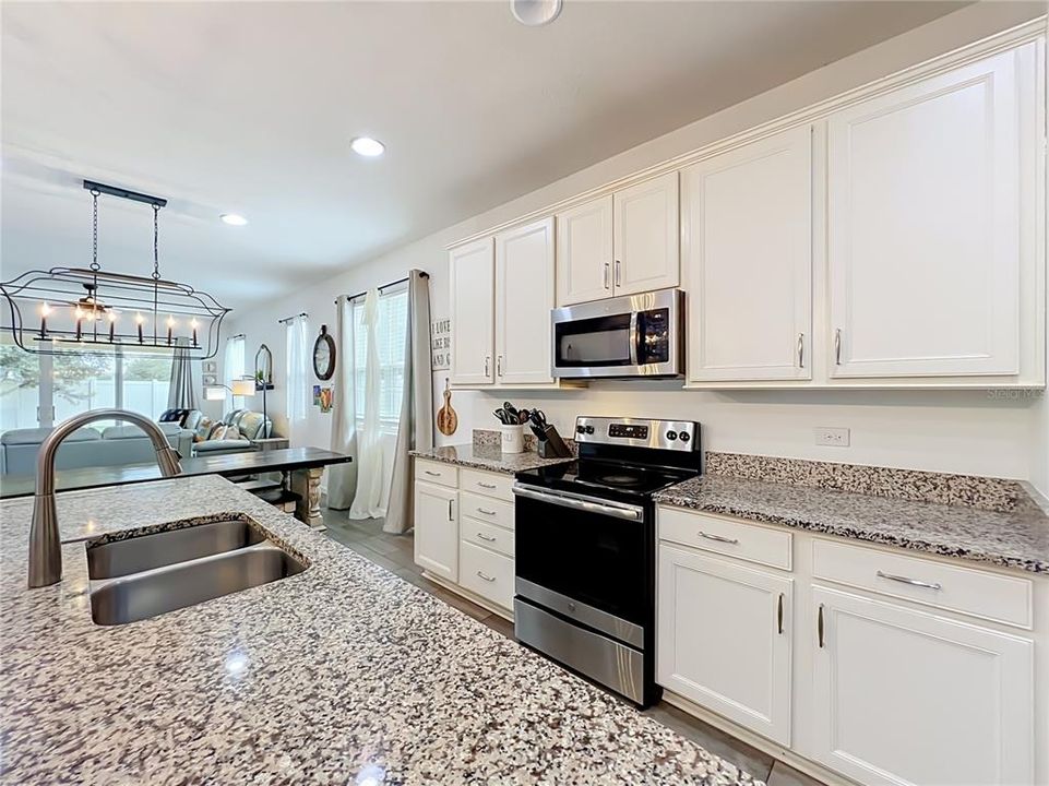 For Sale: $379,000 (4 beds, 2 baths, 1928 Square Feet)