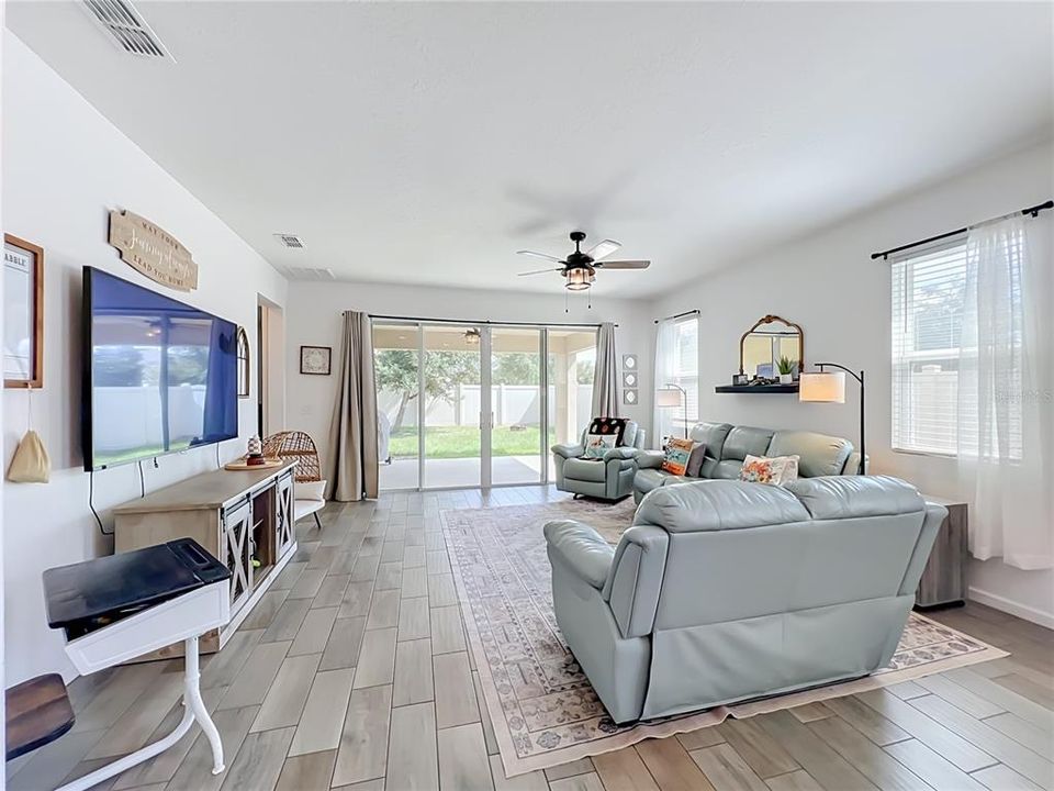 For Sale: $379,000 (4 beds, 2 baths, 1928 Square Feet)