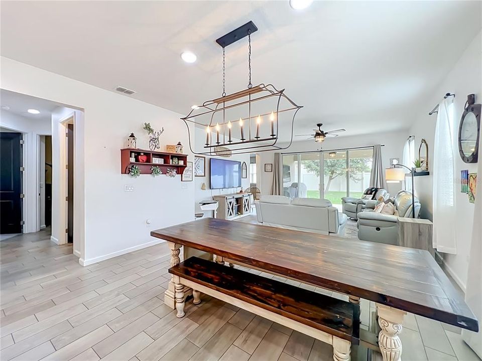For Sale: $379,000 (4 beds, 2 baths, 1928 Square Feet)