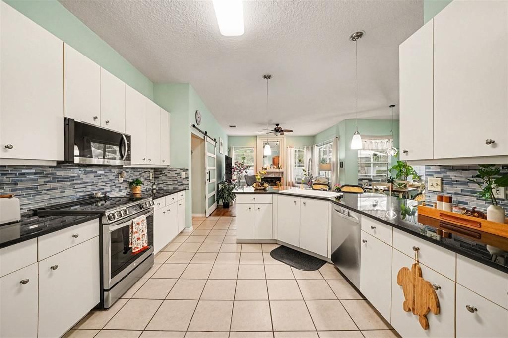 For Sale: $570,000 (5 beds, 3 baths, 2944 Square Feet)