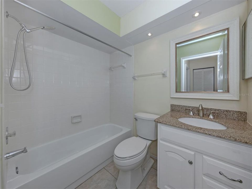 Activo con contrato: $249,000 (2 camas, 2 baños, 1116 Pies cuadrados)