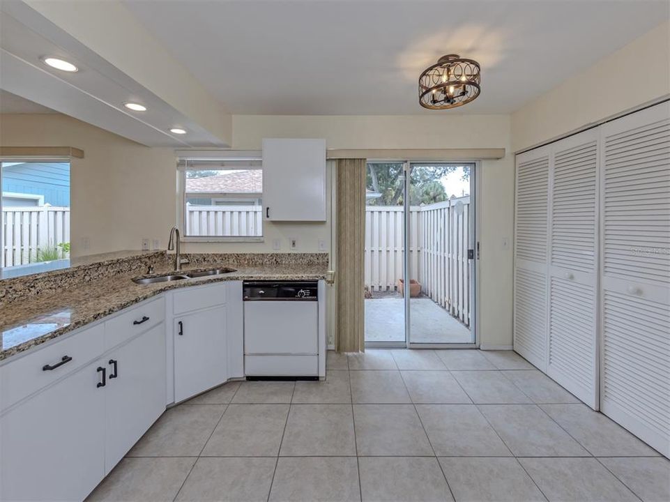 Activo con contrato: $249,000 (2 camas, 2 baños, 1116 Pies cuadrados)