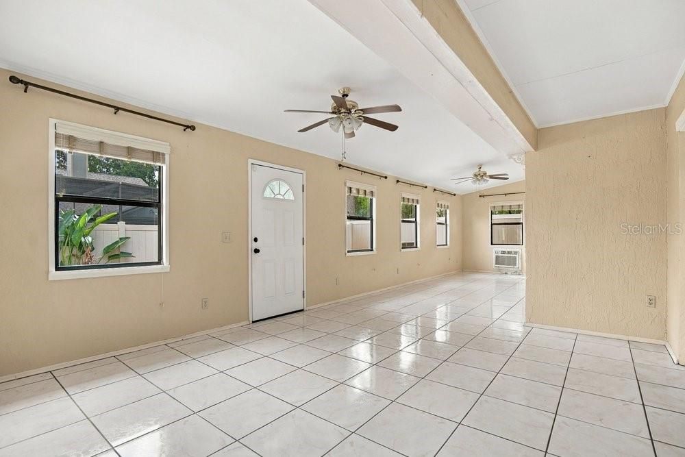 En Venta: $449,000 (4 camas, 2 baños, 2498 Pies cuadrados)