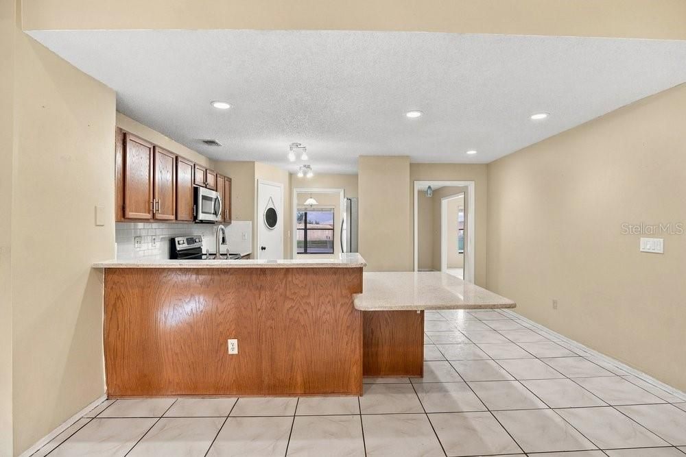En Venta: $449,000 (4 camas, 2 baños, 2498 Pies cuadrados)