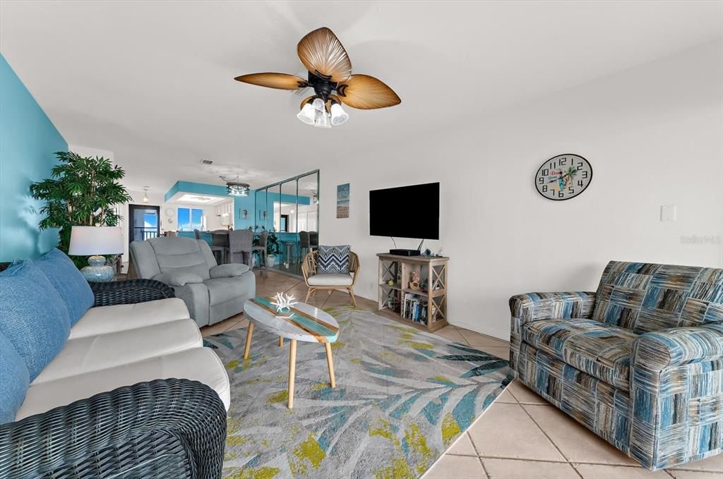 For Sale: $385,000 (1 beds, 1 baths, 846 Square Feet)