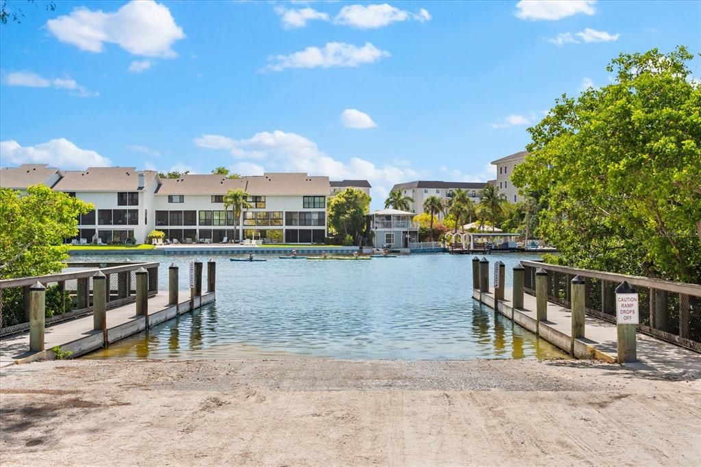 For Sale: $385,000 (1 beds, 1 baths, 846 Square Feet)