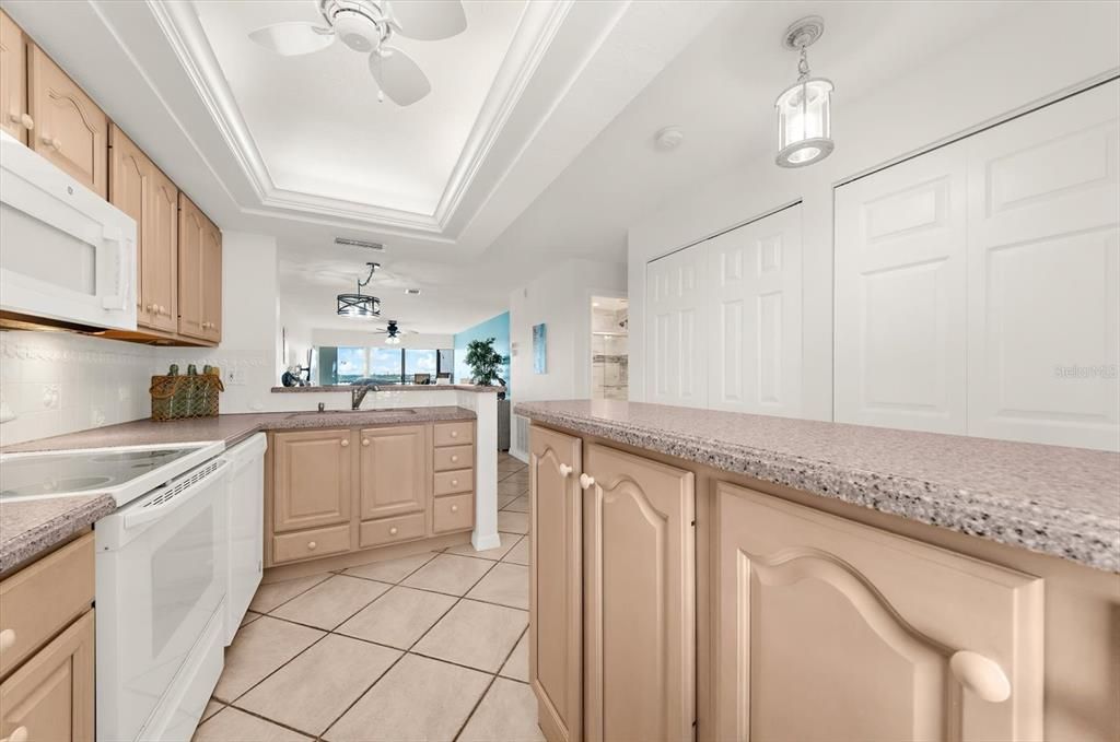 For Sale: $385,000 (1 beds, 1 baths, 846 Square Feet)
