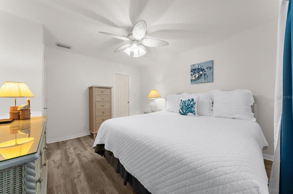 For Sale: $385,000 (1 beds, 1 baths, 846 Square Feet)