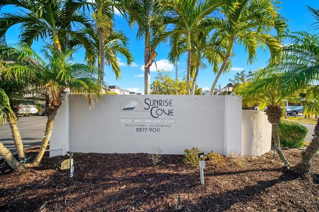 For Sale: $385,000 (1 beds, 1 baths, 846 Square Feet)