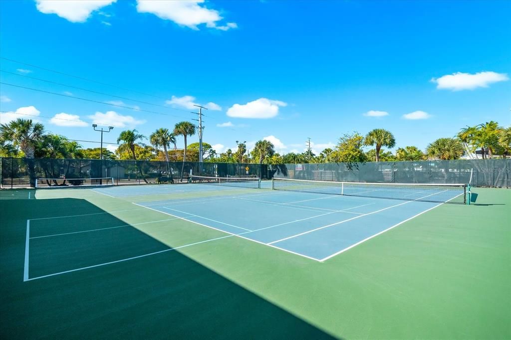 For Sale: $385,000 (1 beds, 1 baths, 846 Square Feet)