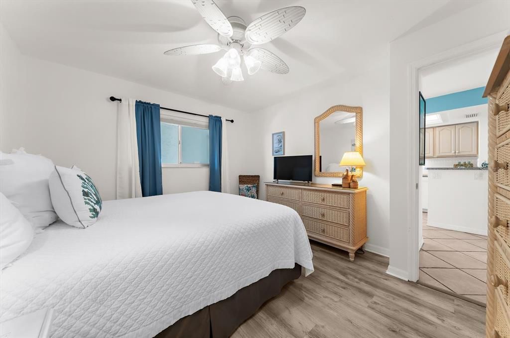 For Sale: $385,000 (1 beds, 1 baths, 846 Square Feet)