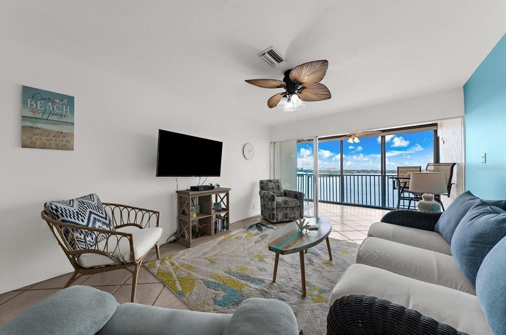 For Sale: $385,000 (1 beds, 1 baths, 846 Square Feet)