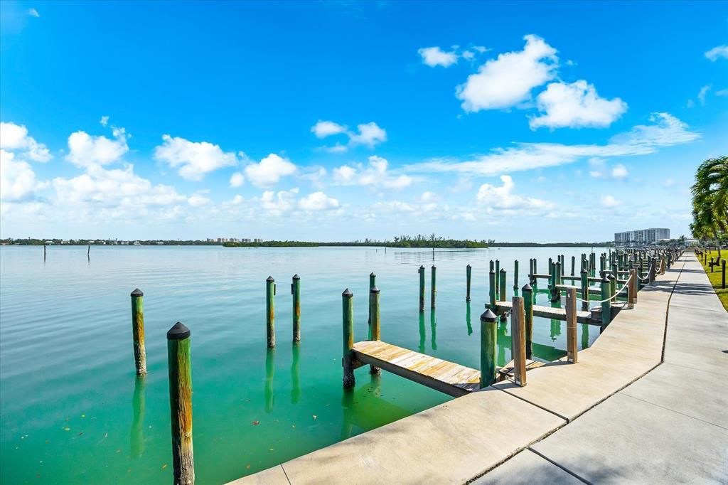For Sale: $385,000 (1 beds, 1 baths, 846 Square Feet)