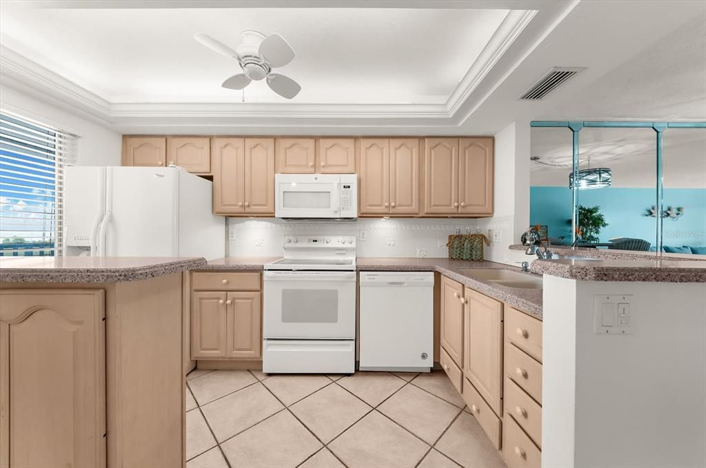 For Sale: $385,000 (1 beds, 1 baths, 846 Square Feet)