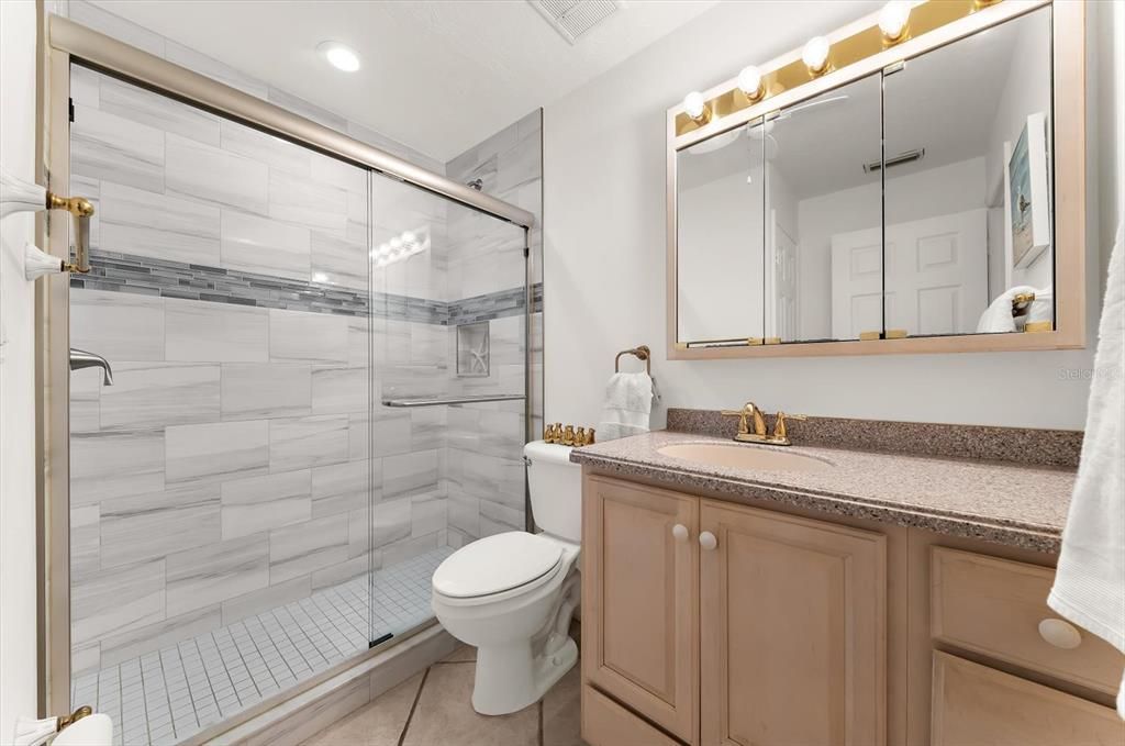 For Sale: $385,000 (1 beds, 1 baths, 846 Square Feet)