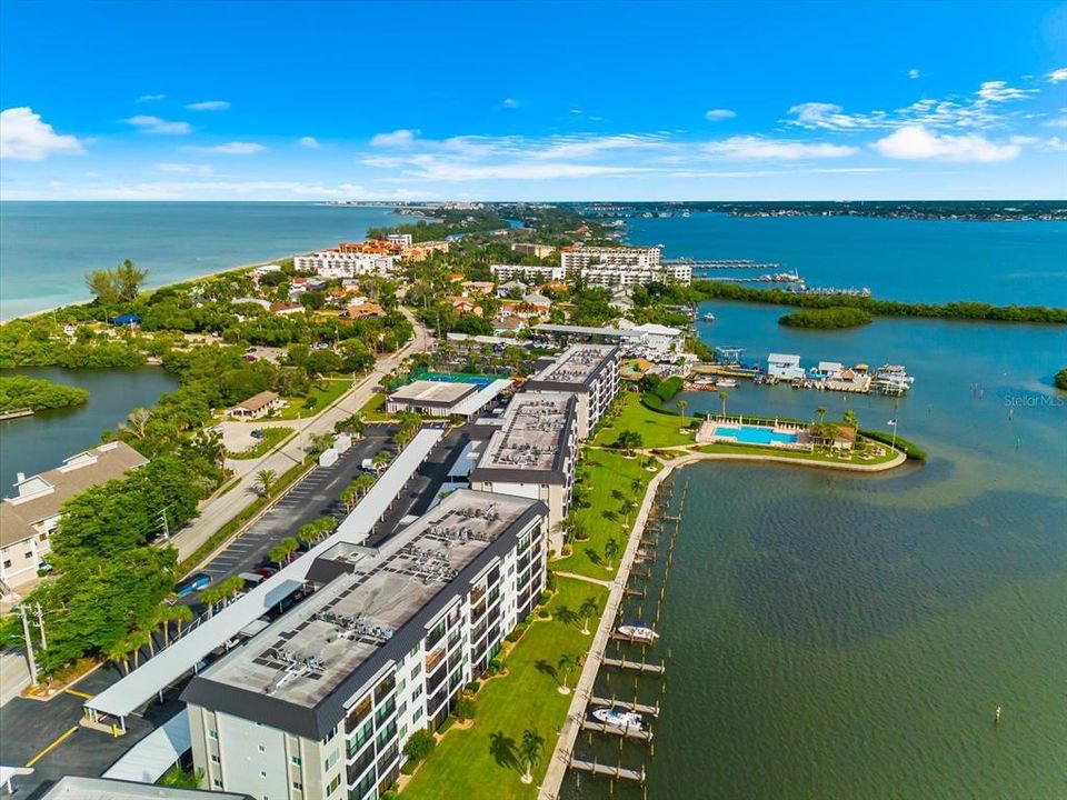 For Sale: $385,000 (1 beds, 1 baths, 846 Square Feet)