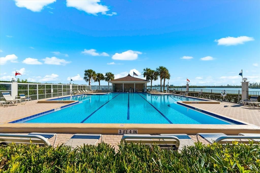 For Sale: $385,000 (1 beds, 1 baths, 846 Square Feet)