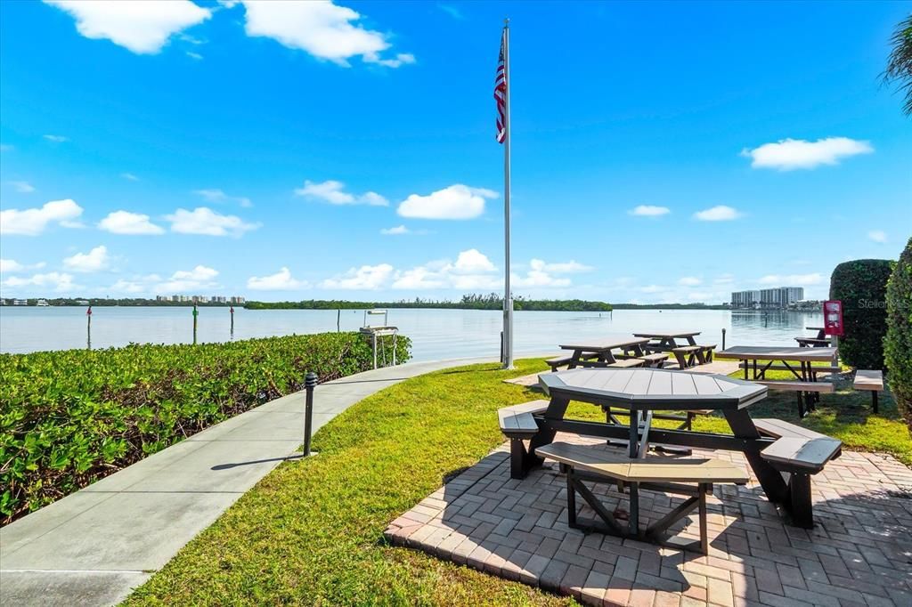 For Sale: $385,000 (1 beds, 1 baths, 846 Square Feet)