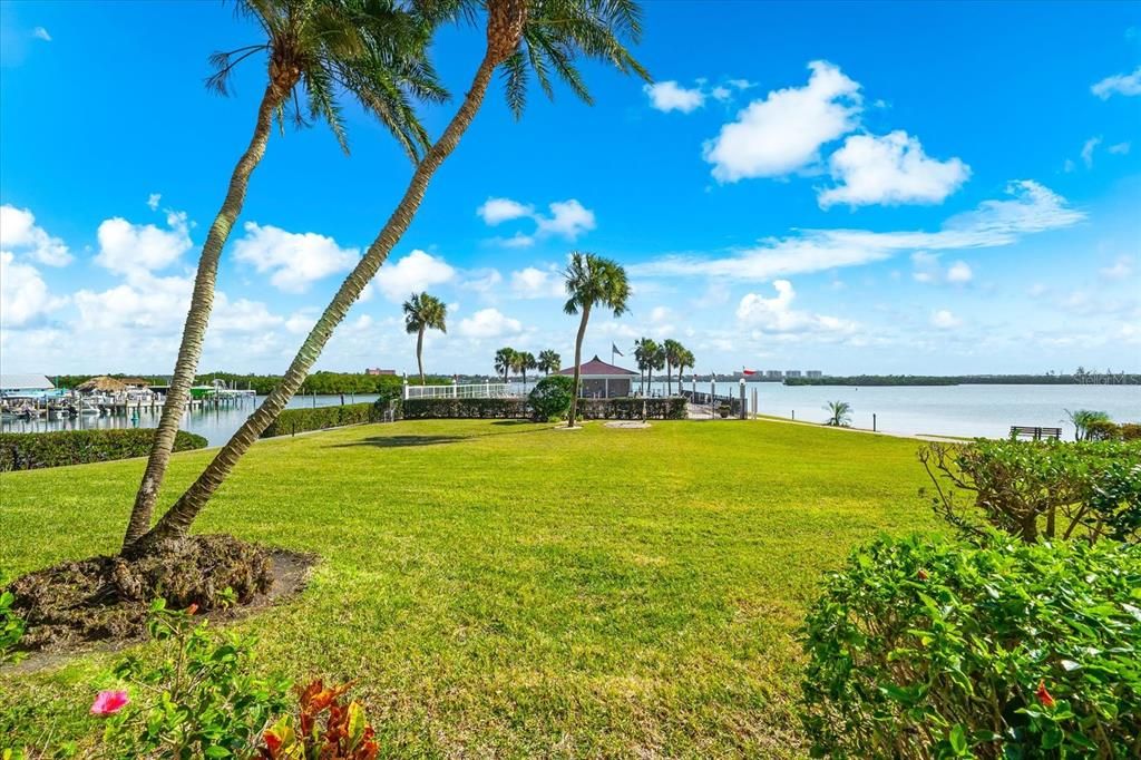 For Sale: $385,000 (1 beds, 1 baths, 846 Square Feet)