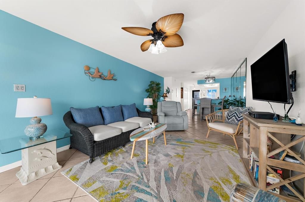 For Sale: $385,000 (1 beds, 1 baths, 846 Square Feet)