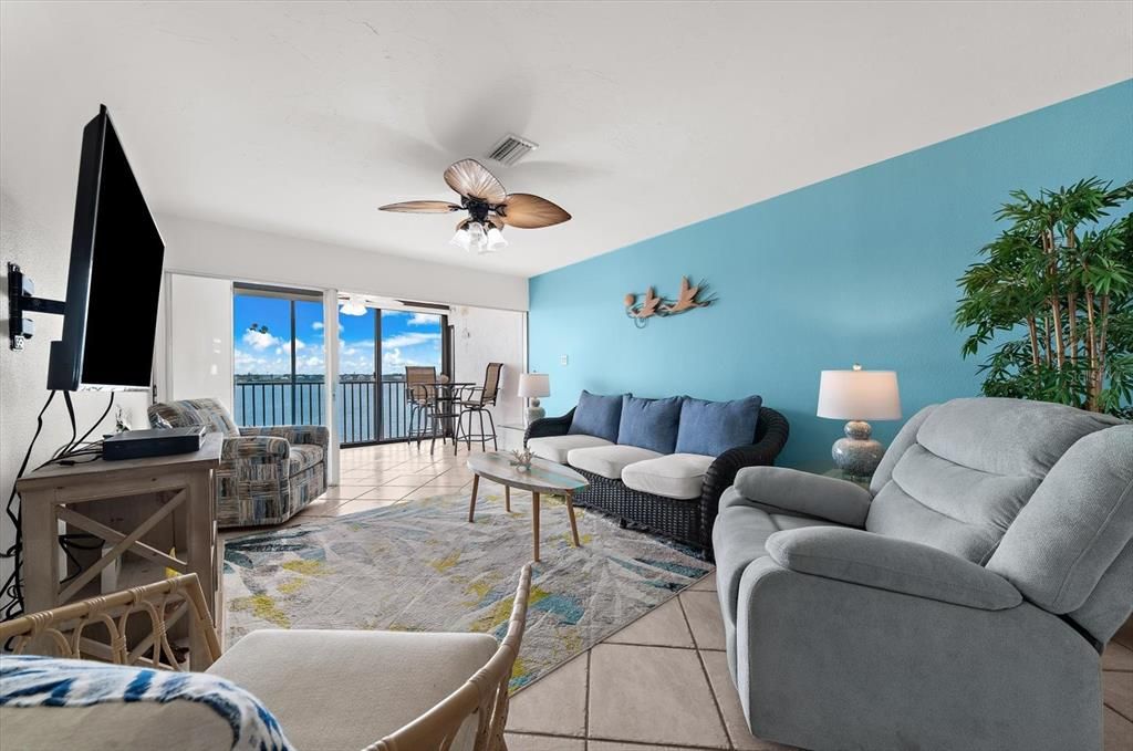 For Sale: $385,000 (1 beds, 1 baths, 846 Square Feet)