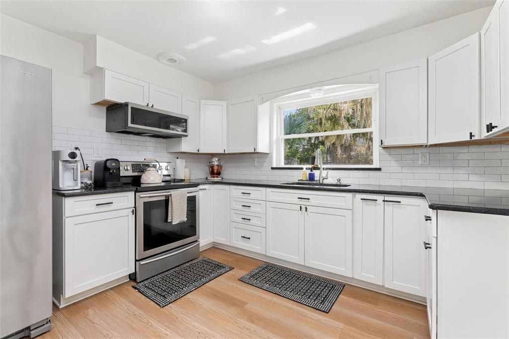 На продажу: $299,999 (3 спален, 1 ванн, 1379 Квадратных фут)