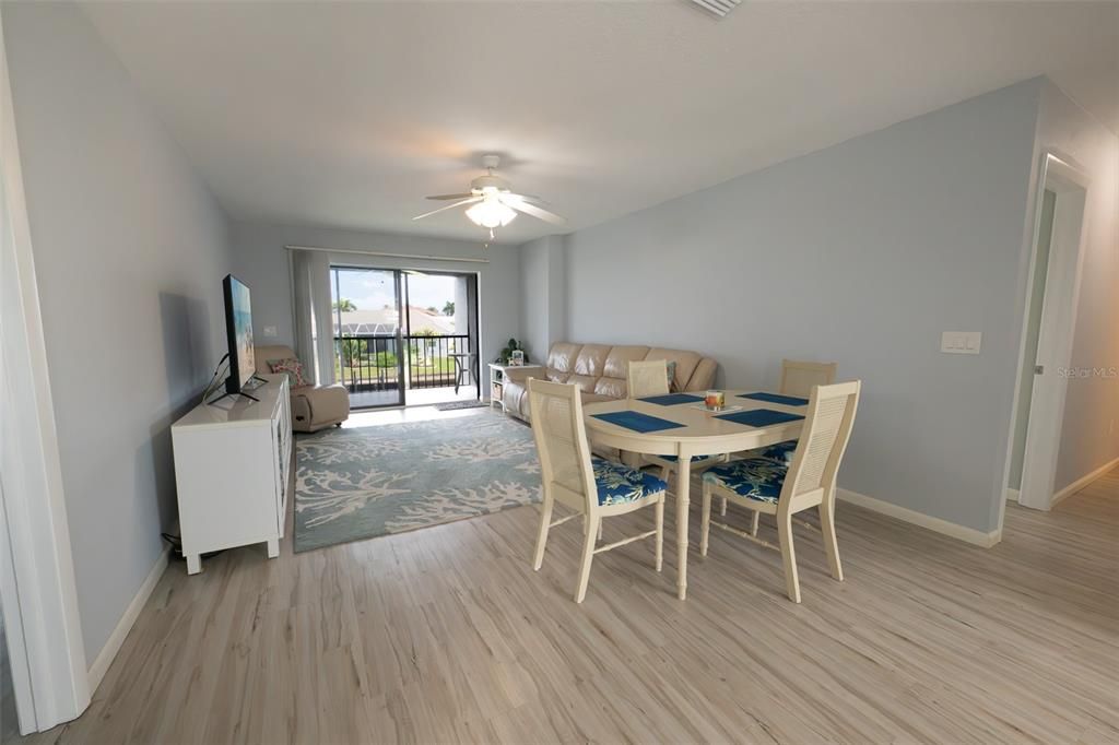 En Venta: $249,900 (2 camas, 2 baños, 1049 Pies cuadrados)