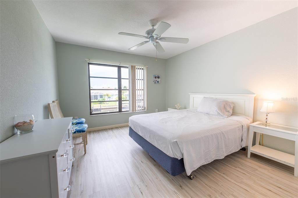 En Venta: $249,900 (2 camas, 2 baños, 1049 Pies cuadrados)