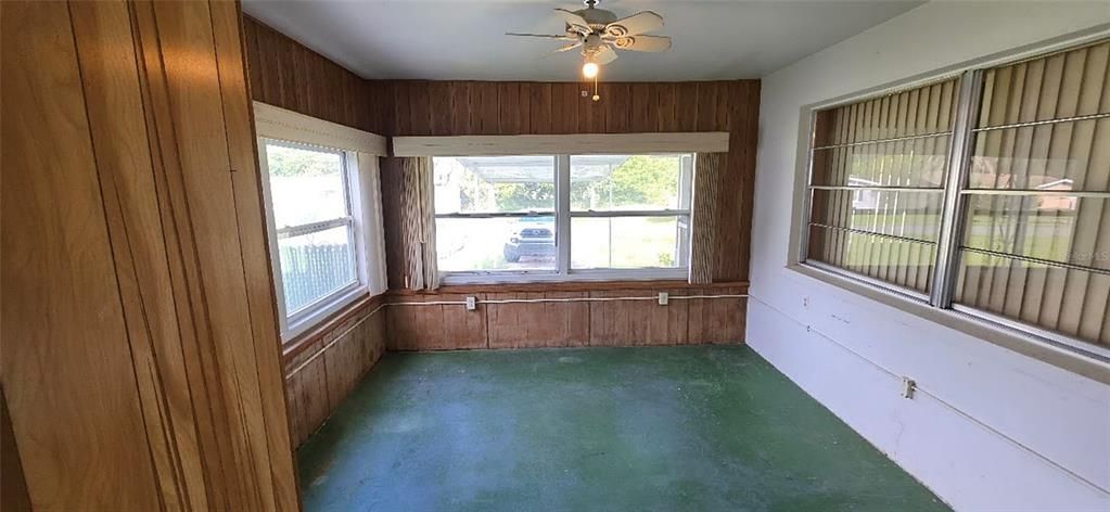 For Sale: $129,900 (2 beds, 1 baths, 1120 Square Feet)