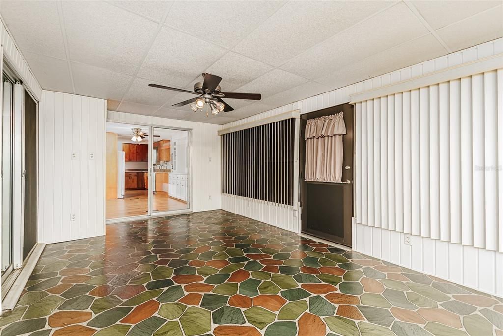 На продажу: $189,950 (2 спален, 2 ванн, 1392 Квадратных фут)