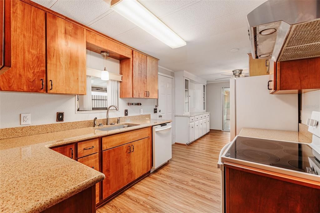 На продажу: $189,950 (2 спален, 2 ванн, 1392 Квадратных фут)